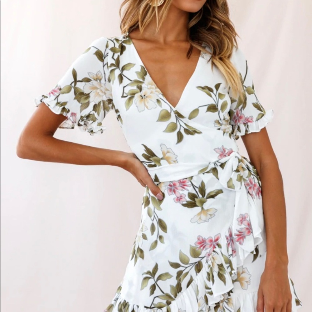 Selfie Leslie OMARA FLORAL WRAP RUFFLE TRIM DRESS WHITE
